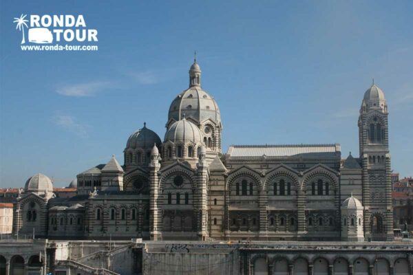Basilique Notre Dame de la Garde à Marseille vue entière et de face. Filigrane avec le logo de Ronda Tour et son adresse web www.ronda-tour.com sur la photo.