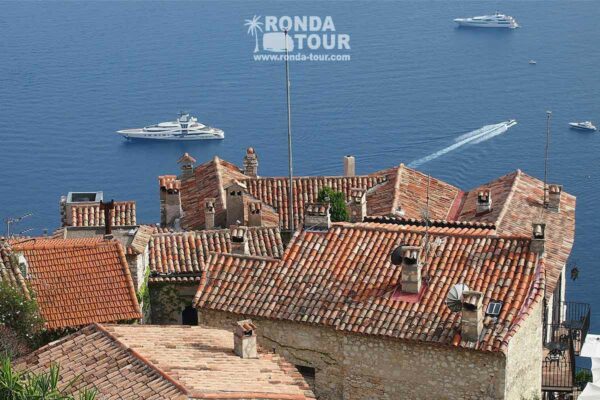 Les Toits de Eze Village et la mer méditerranée. Filigrane avec le logo de Ronda Tour et son adresse web www.ronda-tour.com sur la photo.