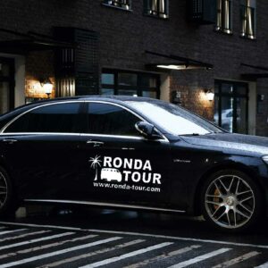 Mercedes Classe S garée devant un immeuble. Filigrane avec le logo de Ronda Tour et son adresse web www.ronda-tour.com sur la photo.