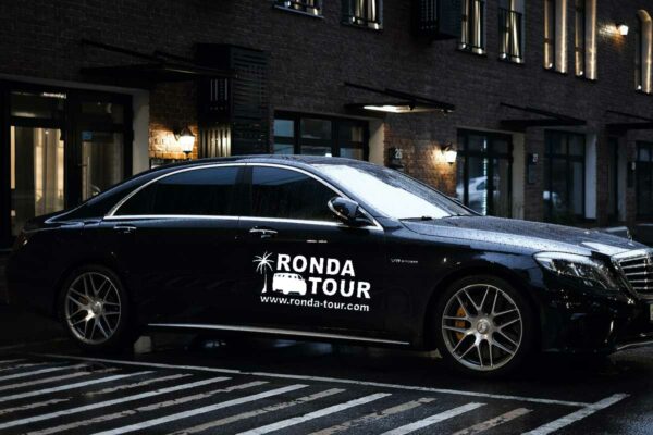 Mercedes Classe S garée devant un immeuble. Filigrane avec le logo de Ronda Tour et son adresse web www.ronda-tour.com sur la photo.