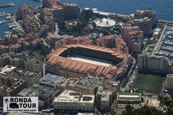 Vue en hauteur du stade de football de Monaco. Il y a un filigrame contenant le logo Ronda Tour et son a dresse web www.ronda-tour.com