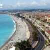 Promenade des Anglais et plage de galets à Nice. Filigrane avec le logo de Ronda Tour et son adresse web www.ronda-tour.com sur la photo.