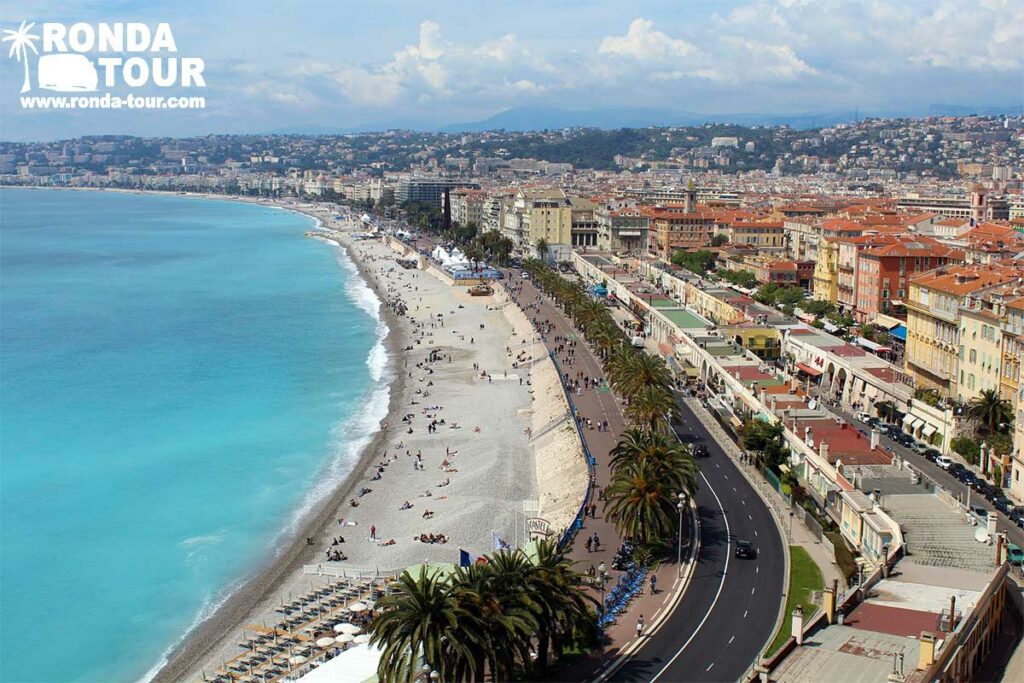 Promenade des Anglais et plage de galets à Nice. Filigrane avec le logo de Ronda Tour et son adresse web www.ronda-tour.com sur la photo.