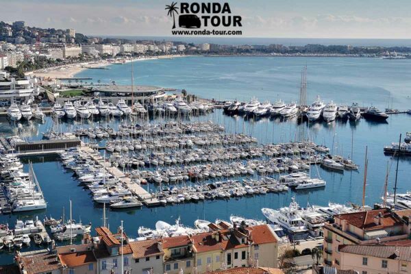Vue en hauteur du port de Cannes et la mer Méditerranée Filigrane avec le logo de Ronda Tour et son adresse web www.ronda-tour.com sur la photo.