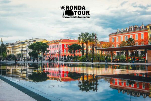 Promenade du Paillon, Nice, Miroir d'eau reflète les bâtiments rouge orange et jaune. Filigrane avec le logo de Ronda Tour et son adresse web www.ronda-tour.com sur la photo.