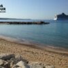 Bateau de Croisière dans la baie de Cannes. La vue est depuis la plage, la mer méditerranée est calme comme un lac. Filigrane avec le logo de Ronda Tour et son adresse web www.ronda-tour.com sur la photo.