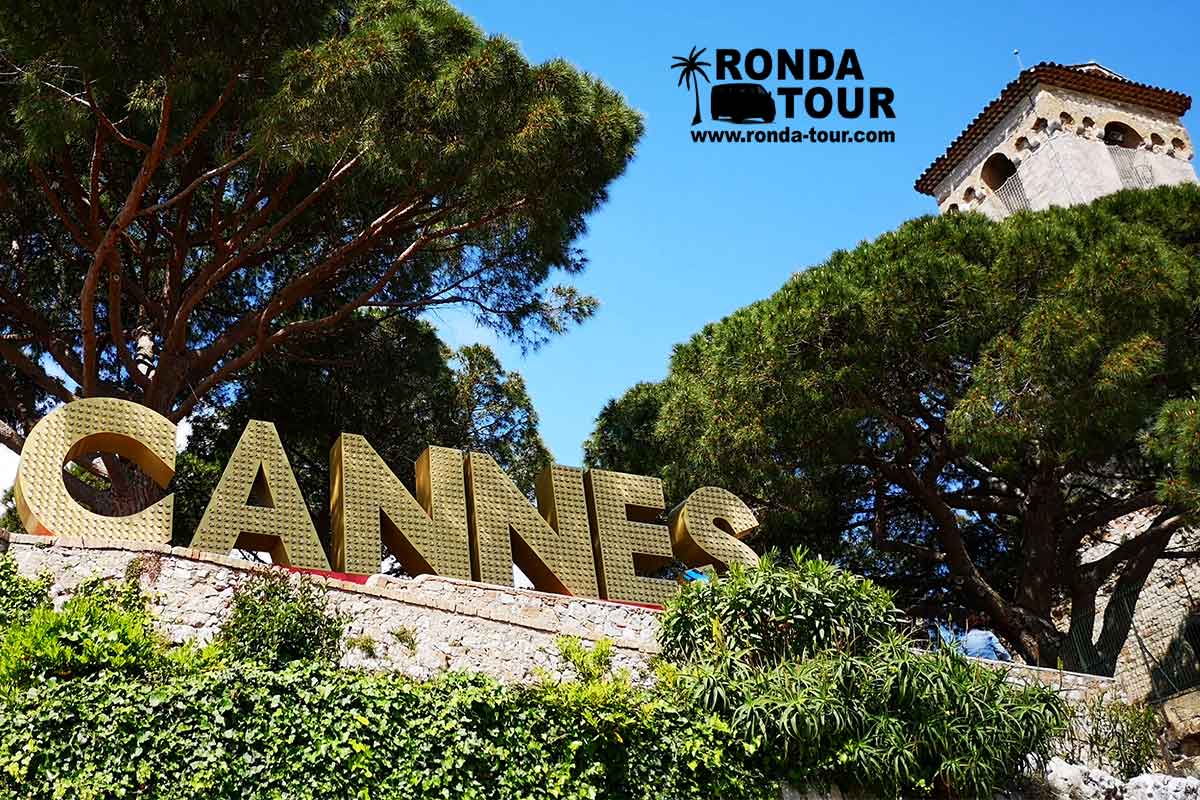 Vue de jour sur les lettres illuminées en soirée Cannes en haut de la vieille ville de Cannes. Filigrane avec le logo de Ronda Tour et son adresse web www.ronda-tour.com sur la photo.