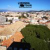 Vue des toits de la vieille ville de Cannes. Filigrane avec le logo de Ronda Tour et son adresse web www.ronda-tour.com sur la photo.