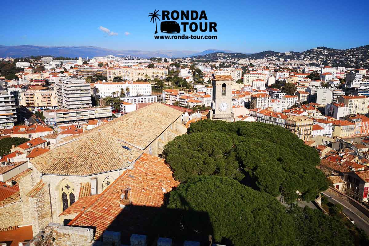 Vue des toits de la vieille ville de Cannes. Filigrane avec le logo de Ronda Tour et son adresse web www.ronda-tour.com sur la photo.