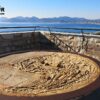 Table d'orientation en haut de la tour du musée de la Castre à Cannes. Vue panoramique sur la mer Méditerranée, la baie de Cannes et le massif de l'Esterel. Filigrane avec le logo de Ronda Tour et son adresse web www.ronda-tour.com sur la photo.