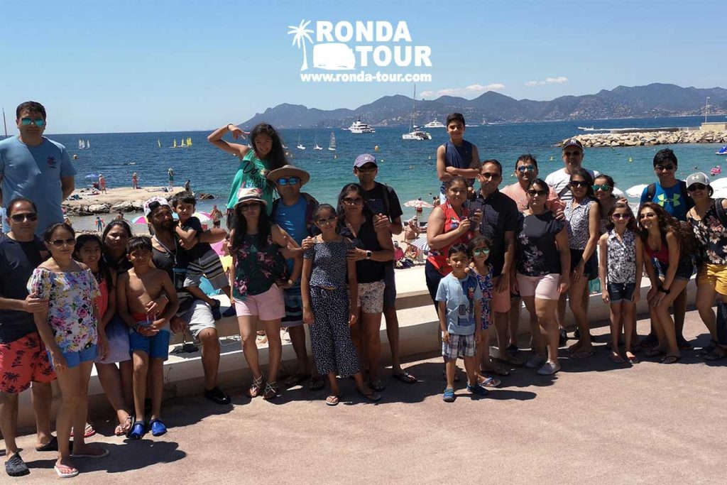 Groupe de touristes à Cannes. Filigrane avec le logo de Ronda Tour et son adresse web www.ronda-tour.com sur la photo.