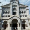 Vue de la facade extérieure de la Cathédrale de Monaco. Il y a un filigrame contenant le logo Ronda Tour et son a dresse web www.ronda-tour.com