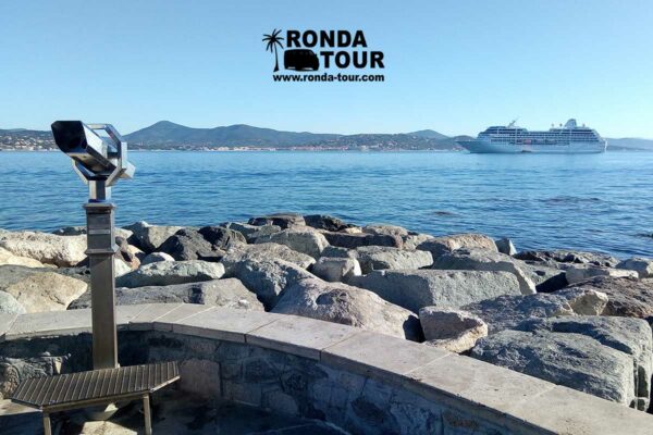 Bateau de Croisière en baie de Cannes. Filigrane avec le logo de Ronda Tour et son adresse web www.ronda-tour.com sur la photo.