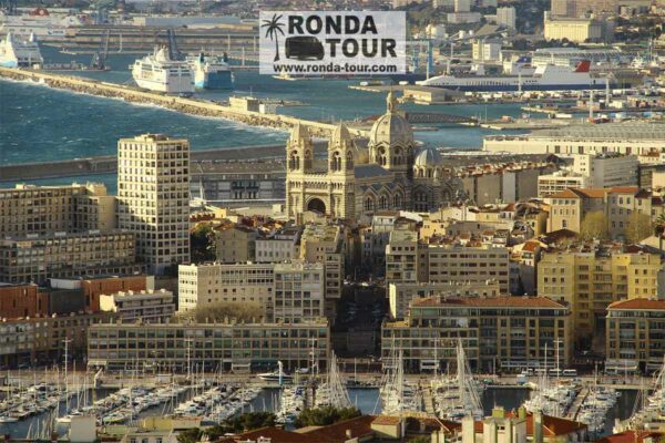 Basilique Notre dame de la Garde de Marseille et Bateaux de Croisière. Marseille. Filigrane avec le logo de Ronda Tour et son adresse web www.ronda-tour.com sur la photo.