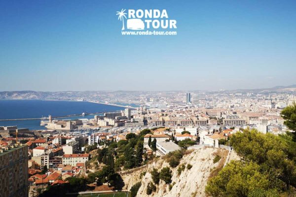 Marseille, Mer Méditerranée et Port de Croisière au fond. Filigrane avec le logo de Ronda Tour et son adresse web www.ronda-tour.com sur la photo.