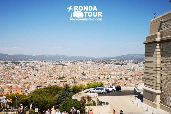 Marseille vu d'en haut depuis la Basilique Notre Dame de la Garde. Filigrane avec le logo de Ronda Tour et son adresse web www.ronda-tour.com sur la photo.