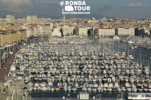 Vieux port de Marseille. Filigrane avec le logo de Ronda Tour et son adresse web www.ronda-tour.com sur la photo.