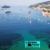 Baie de Villefranche sur mer avec des couleurs magnifiques de la mer méditerranée. Des Bateaux, Yacht et bateaux de croisières y sont au mouillage. Filigrane avec le logo de Ronda Tour et son adresse web www.ronda-tour.com sur la photo.