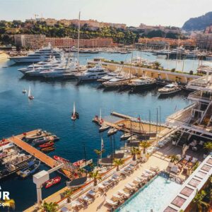 Vue sur le Yacht club de Monaco , le port et la mer. Il y a un filigrame contenant le logo Ronda Tour et son a dresse web www.ronda-tour.com