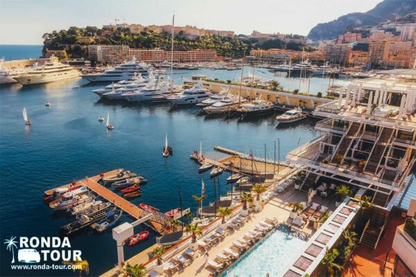 Vue sur le Yacht club de Monaco , le port et la mer. Il y a un filigrame contenant le logo Ronda Tour et son a dresse web www.ronda-tour.com