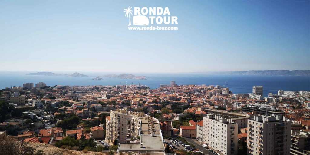 Marseille, Mer Méditerranée et îles du Frioul. Filigrane avec le logo de Ronda Tour et son adresse web www.ronda-tour.com sur la photo.