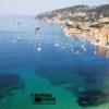 Baie de Villefranche sur mer avec des couleurs magnifiques de la mer méditerranée. Des Bateaux, Yacht et bateaux de croisières y sont au mouillage. Filigrane avec le logo de Ronda Tour et son adresse web www.ronda-tour.com sur la photo.