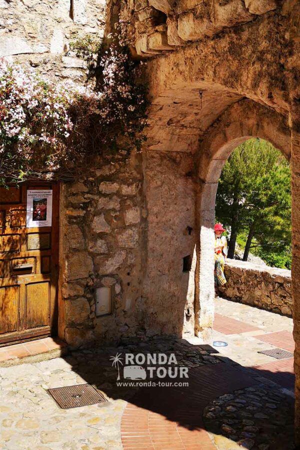 Porte fortifiée médiévale de Eze Village. Filigrane avec le logo de Ronda Tour et son adresse web www.ronda-tour.com sur la photo.