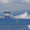 Un bateau de Croisière et un Yacht côte à côte dans la baie de Cannes. Filigrane avec le logo de Ronda Tour et son adresse web www.ronda-tour.com sur la photo.