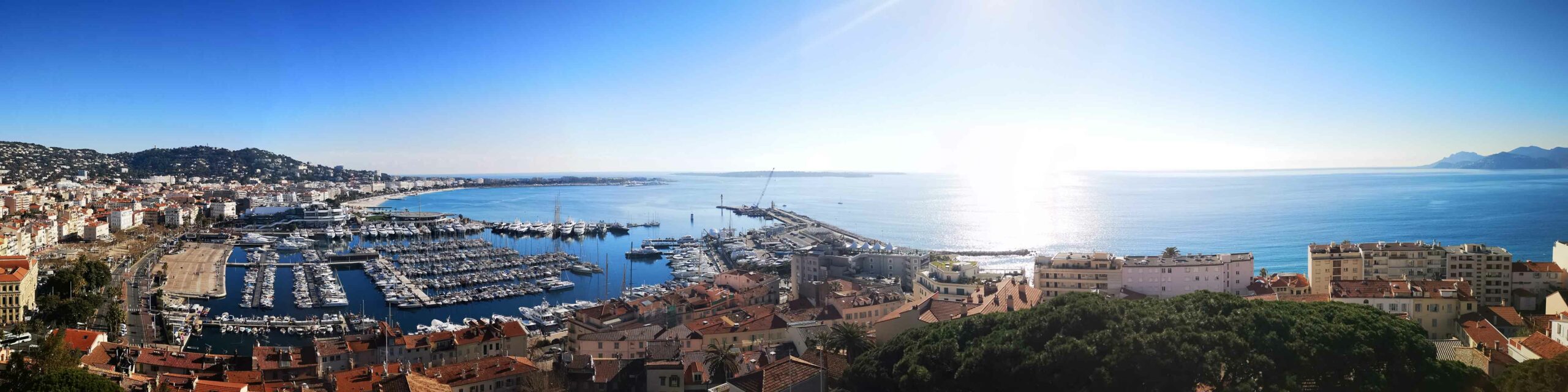 Vue panoramique sur le port de Cannes et la Baie de Cannes depuis les hauteurs de la vieille ville